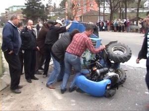 PAT PAT İLE OTOMOBİL ÇARPIŞTI, BİRİ AĞIR 10 YARALI