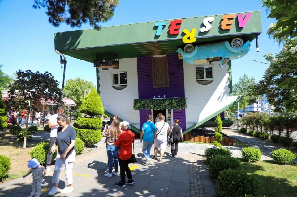 “Ters Ev” yenilenen yüzüyle misafirlerini ağırlıyor