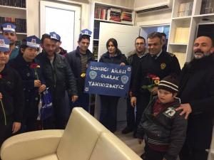 Özel öğrencilerde Polisinin yanında
