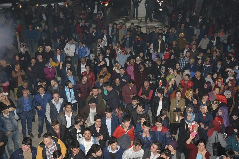 Cumhuriyet Meydanında Referandum sonucunu kutladılar