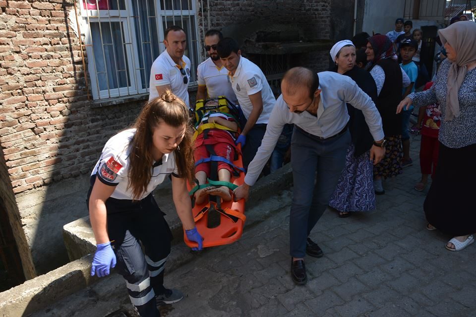 2,5 metre yükseklikten boşluğa düştü