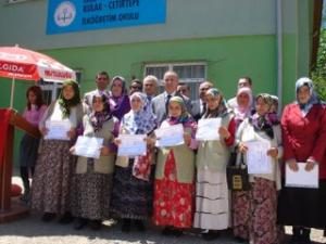 KURSİYERLER BELGELERİNİ ALDILAR