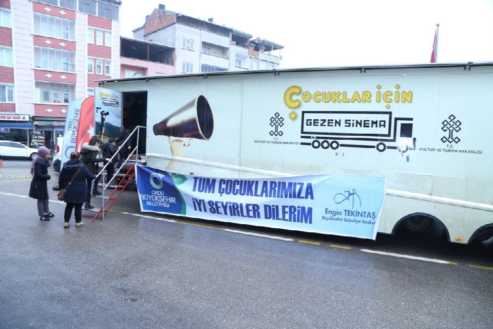 Mobil sinema çocukların yüzünü güldürdü
