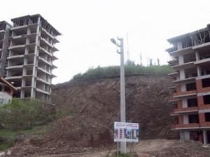 KAYAN TOPRAK YÜZÜNDEN ÇOÇUKLARIMIZ TEHLİKEDE