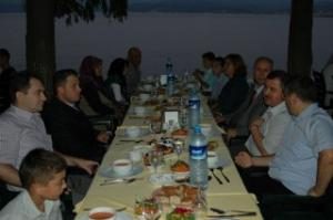 KAYMAKAM YURDAERDEN ŞEHİT AİLELERİNE YEMEK