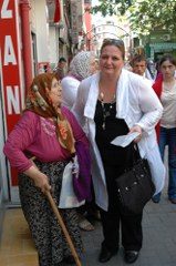 YAŞLI KADINA VEKİL TAMAYLIGİL YARDIM ETTİ
