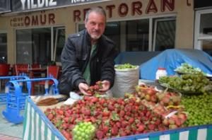 ÇİLEKLER TEZGAHLARI SÜSLÜYOR