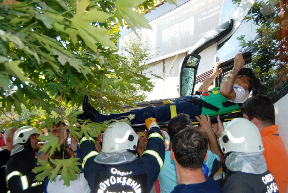 İLÇEMİZDE MEYDANA GELEN OTOBÜS KAZASINDA 2’Sİ AĞIR 8 YARALI