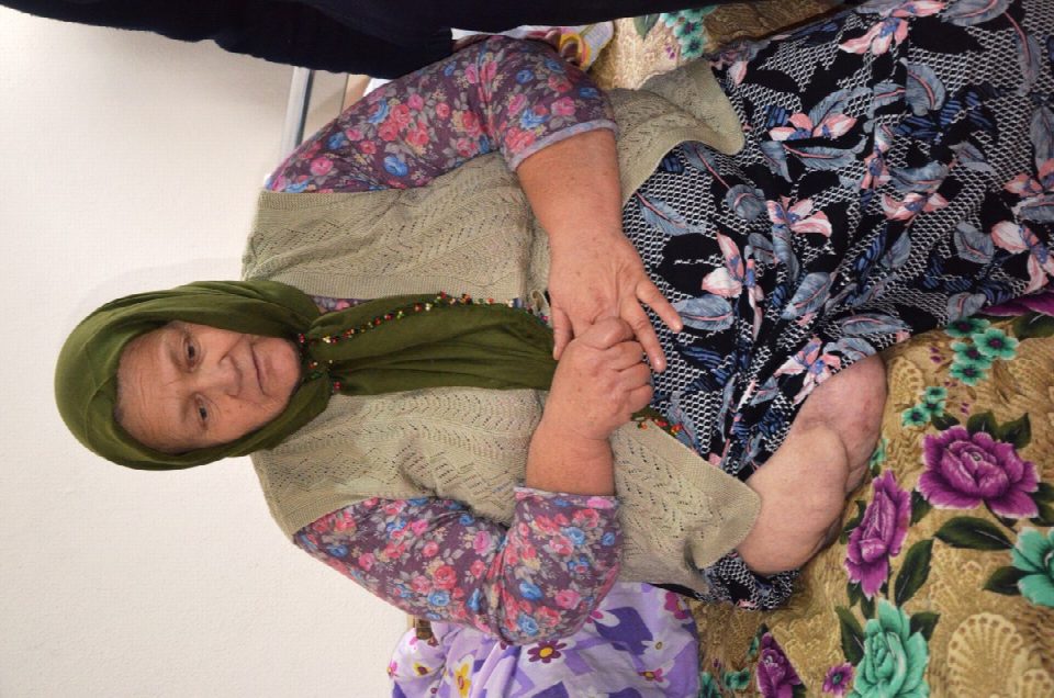 Esme teyzenin tek bacağı ile yaşam mücadelesi
