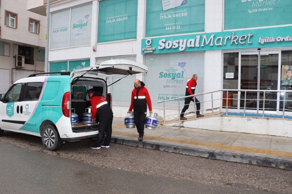 Büyükşehirden ihtiyaç sahiplerine tüp desteği
