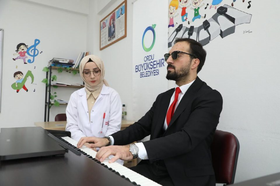Görmeyen gözlerle değil, hisseden kalple çalıyor