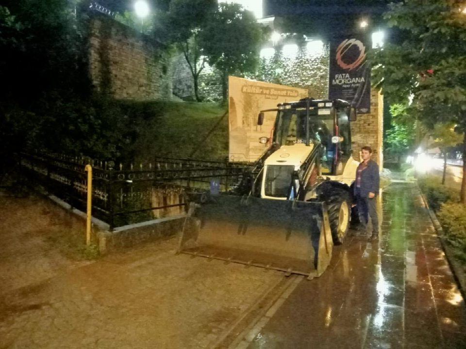 Ordu büyükşehir belediyesi’nden yağmur mesaisi....160 personel sahada sabaha kadar nöbet tuttu