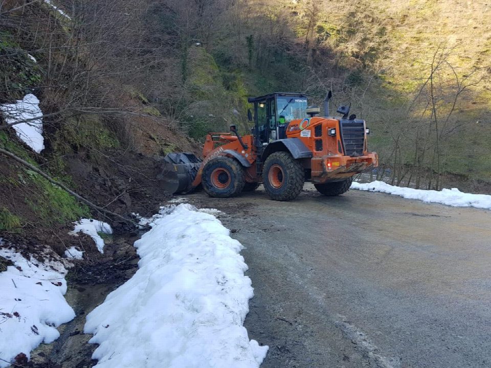 Ordu’da eriyen karlar heyelanlara yol açtıBüyükşehir ekipleri sahada çalışmalarını sürdürüyor