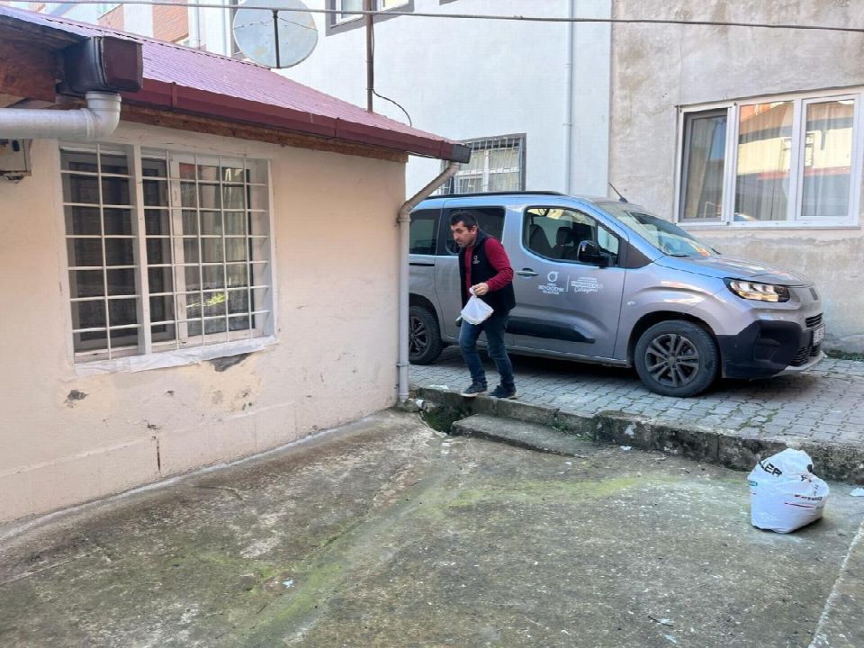 Büyükşehir her gün 2000 kişiye iftarlık yemek dağıtıyor