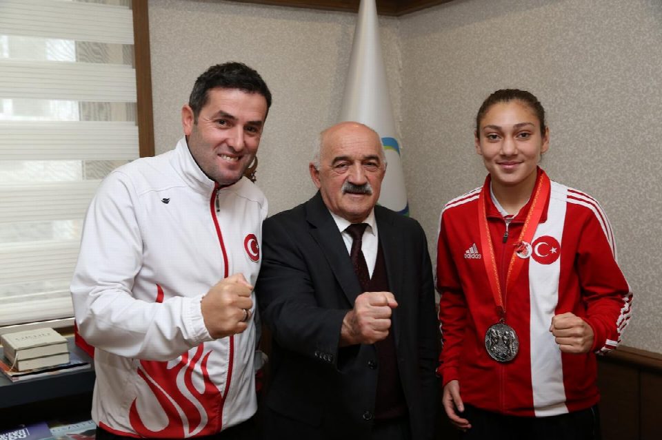 Gümüş kız’dan Tezcan ve Atik’e ziyaret