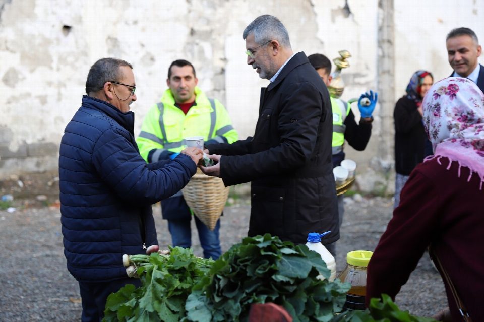Esnaf ve vatandaşlar güne Büyükşehirin çorba ikramı ile başlıyor