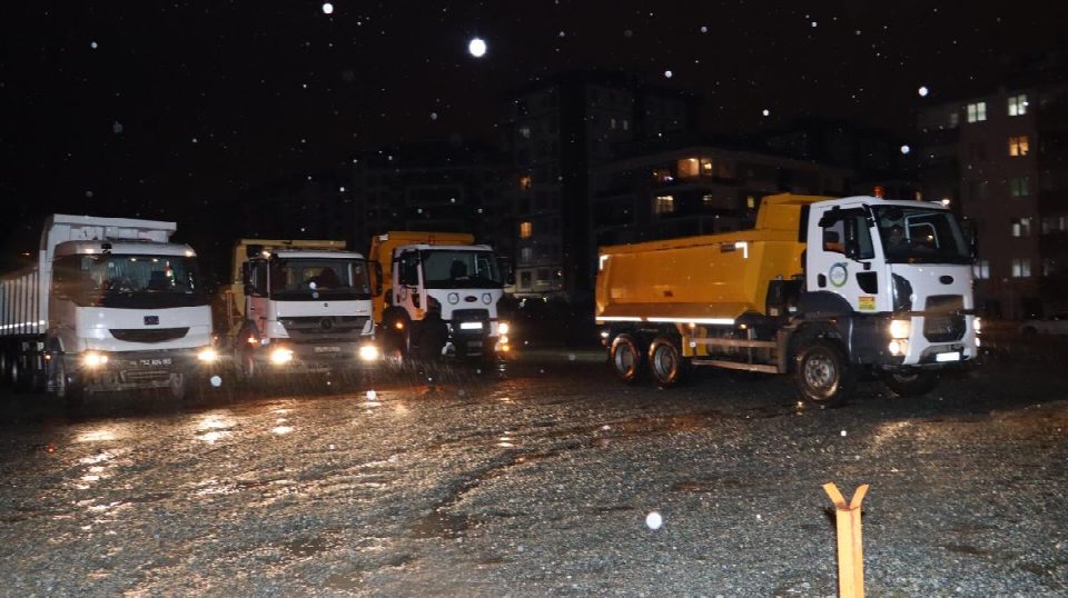 Büyükşehir akın akın bölgeye gidiyor
