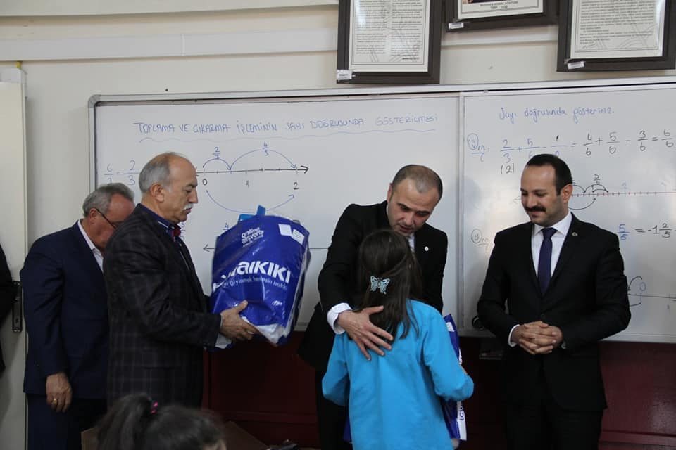 19 okulda 3 bin öğrenciye 9 bin kışlık kıyafet dağıtıldı