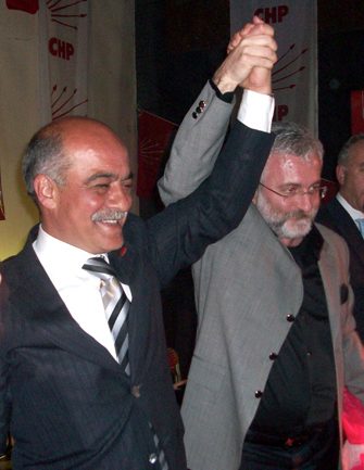 ONUR AKIN VE MEHMET GÜMÜŞ'ÜN KONSER VERDİĞİ CHP GECESİNDE HEP BİR AĞIZDAN SİNAN TUNCAY TÜRKÜSÜ SÖYLENDİ