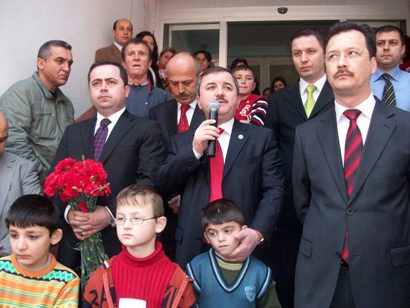 BAŞKAN ANLAYAN BELEDİYEDE ÇİÇEKLERLE KARŞILANDI