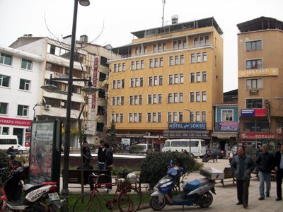 BAYRAK GİTTİ, KAVGA BİTTİ