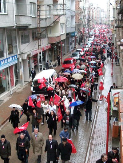 CHP'DEN SEÇİME 1 GÜN KALA MİTİNG GİBİ YÜRÜYÜŞ!