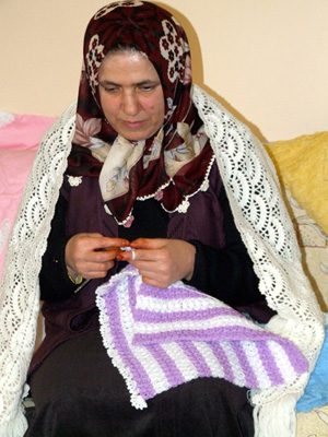 GÖRME ENGELİ ÖRGÜSÜNE ENGEL DEĞİL -ORDU'DA DOĞUŞTAN GÖRME ENGELLİ KADININ YAPTIĞI EL İŞİ ÖRGÜLER GÖRENLERİ ŞAŞIRTIYOR