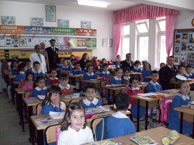 POLİSLER OKULLARI ZİYARET ETTİ