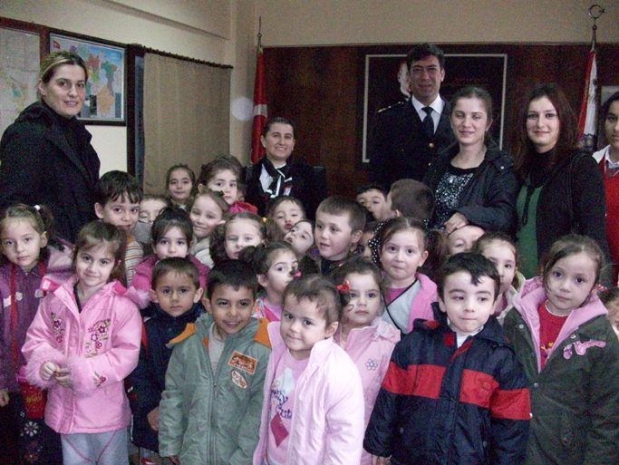 MİNİKLER POLİS AMCALARINI ZİYARET ETTİ