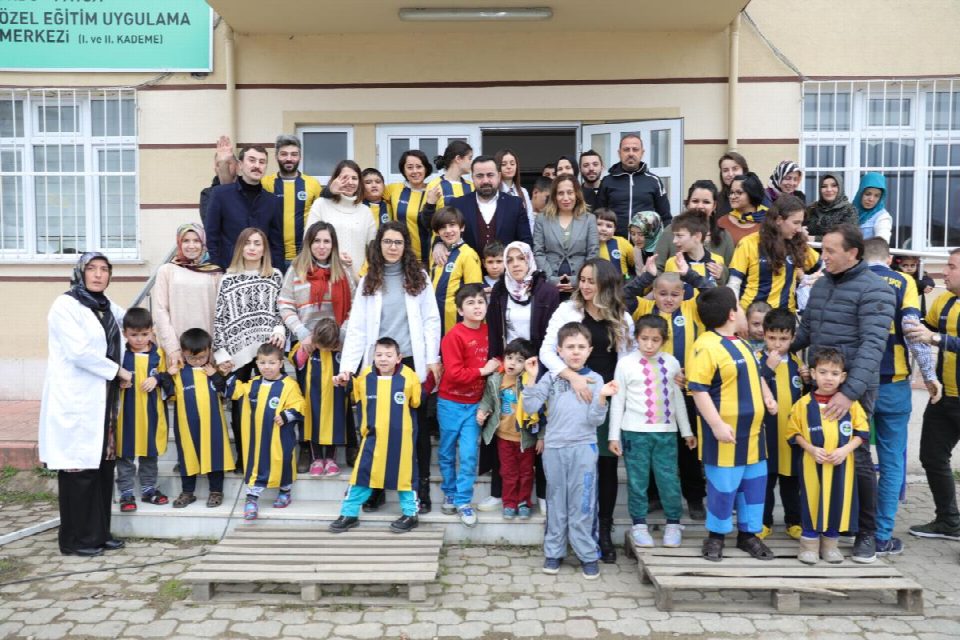 Başkan Aktepe, özel çocuklara forma hediye etti