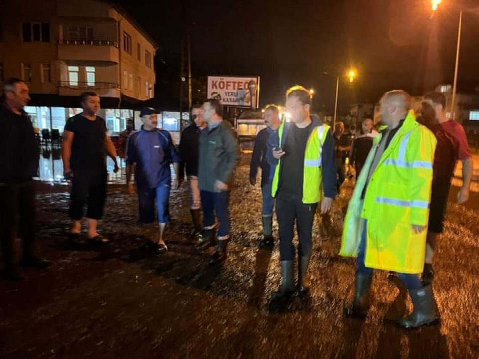 Başkan Kibar’dan sel mağdurlarına ziyaret...Fatsa Belediye Başkanı İbrahim Etem Kibar: “7/24 esaslı yaraları sarmaya devam ediyoruz”