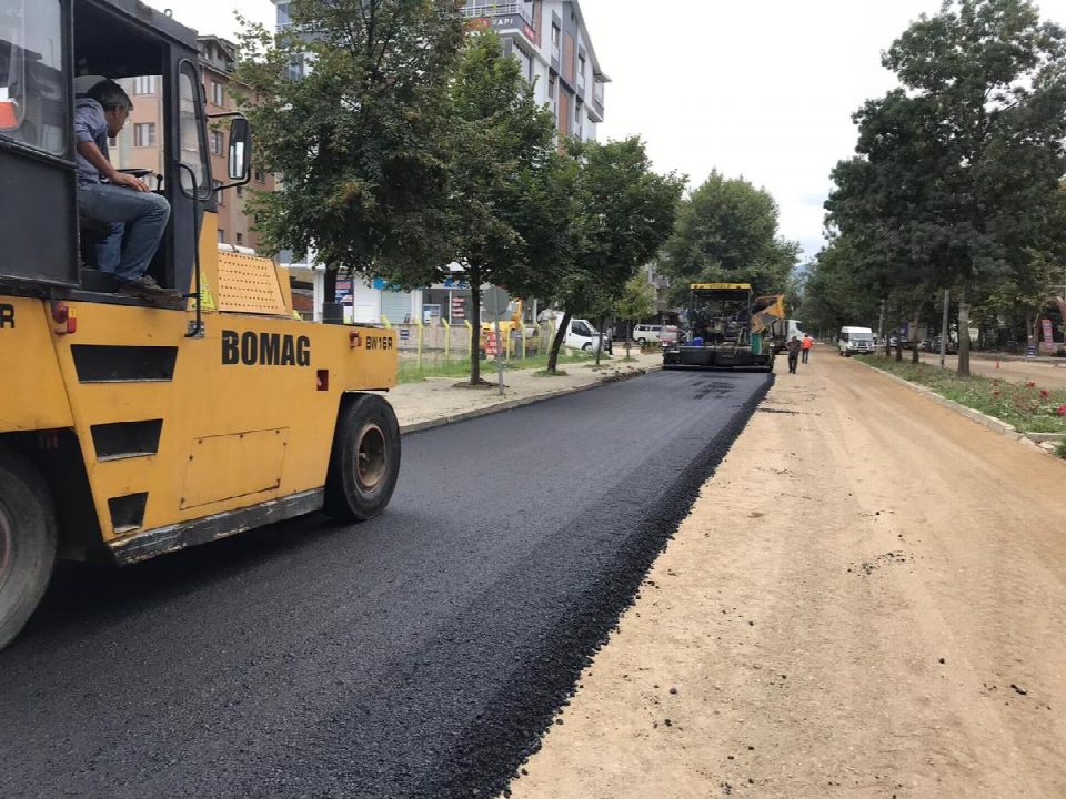 Ata caddesi sıcak asfalta kavuştu