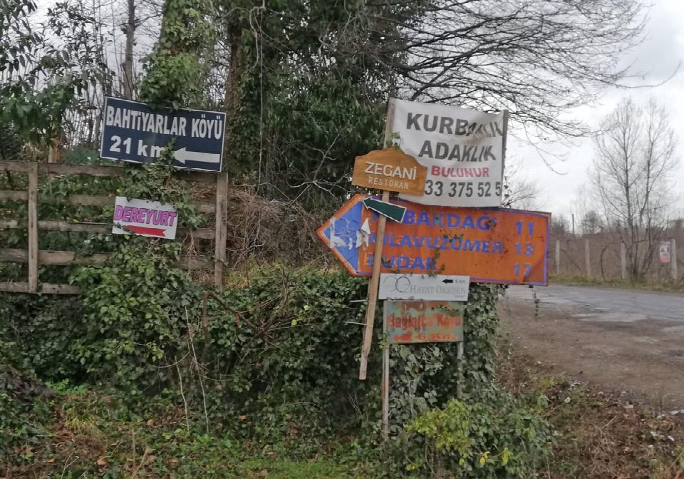 Fatsa şehrine yön tabelası kirliliği yakışmıyor