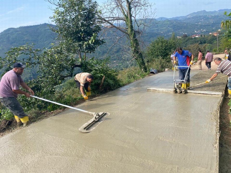 Fatsa kırsalında konforlu beton yol çalışmaları devam ediyor