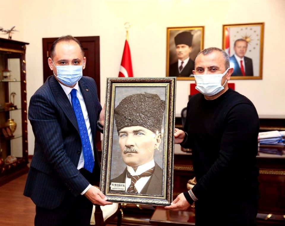 Başkan Kaçak'tan valiye anlamlı hediye