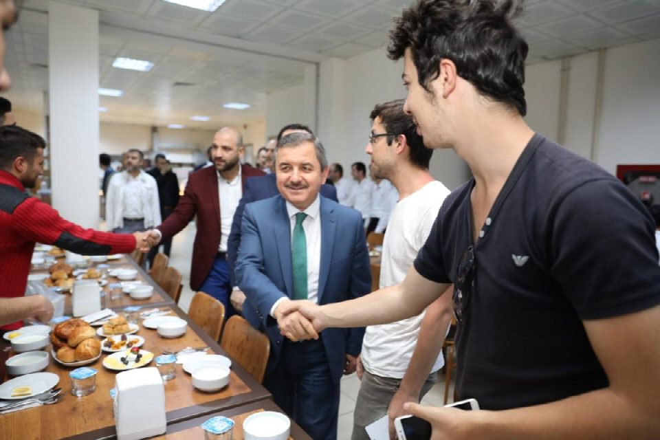 Üniversite öğrencileri ile iftarda buluştular