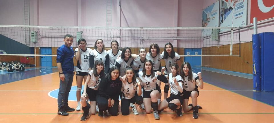 Bolaman Anadolu Lisesi kız voleybol takımı il ikincisi oldu