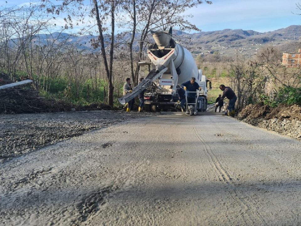 Fatsa’nın dört bir yanında konforlu beton yol çalışması