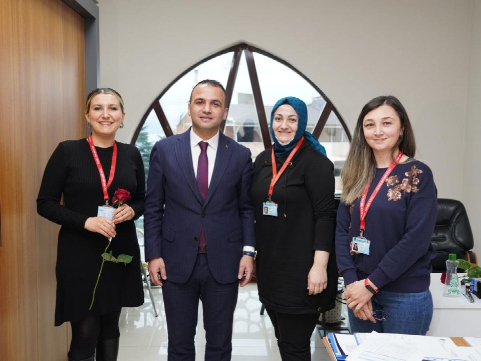 Başkan Kibar’dan kadın çalışanlara güllü kutlama