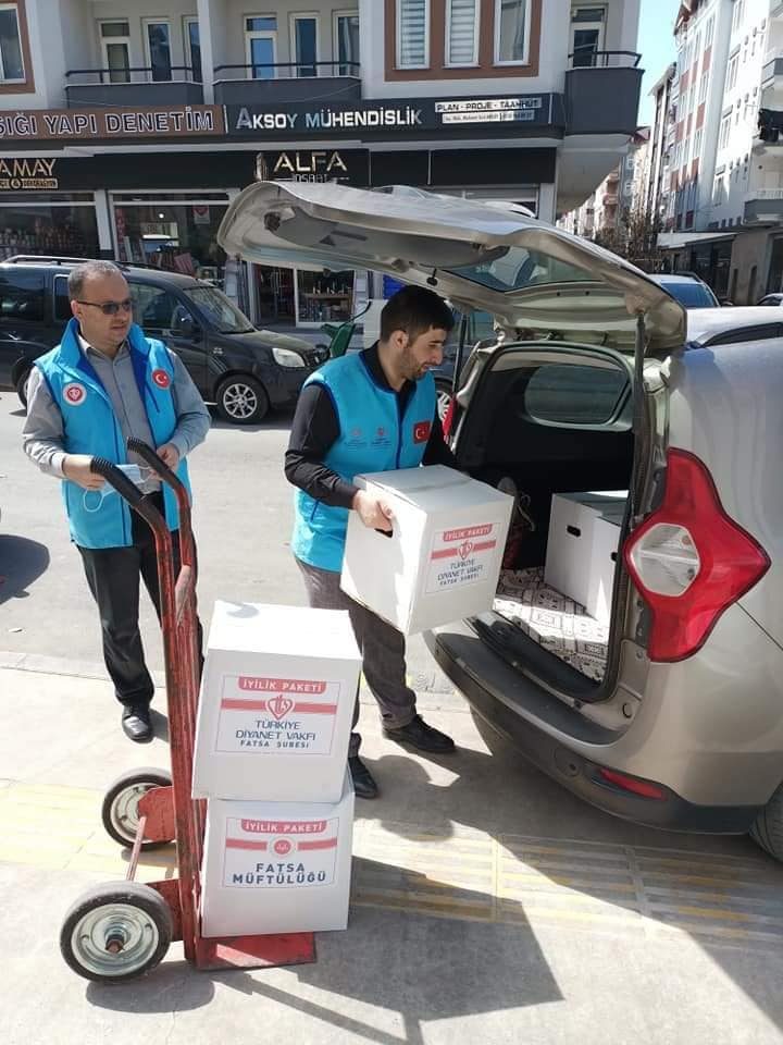 Yardım kolilerini bizzat evlere teslim ediyorlar...