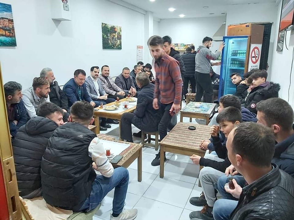 Çamaş Kaymakamı Enes Özkan teravih namazından sonra gençlerle çay sohbetinde bir araya geldi