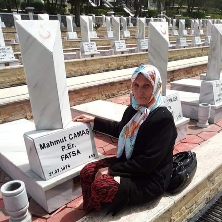 Çamaş Kaymakamını ayakta alkışlıyoruz... Kıbrıs' da şehit olan eşinin mezarını 48 yıl sonra Kaymakamı Enes Özkan'ın girişimleriyle ziyaret etti