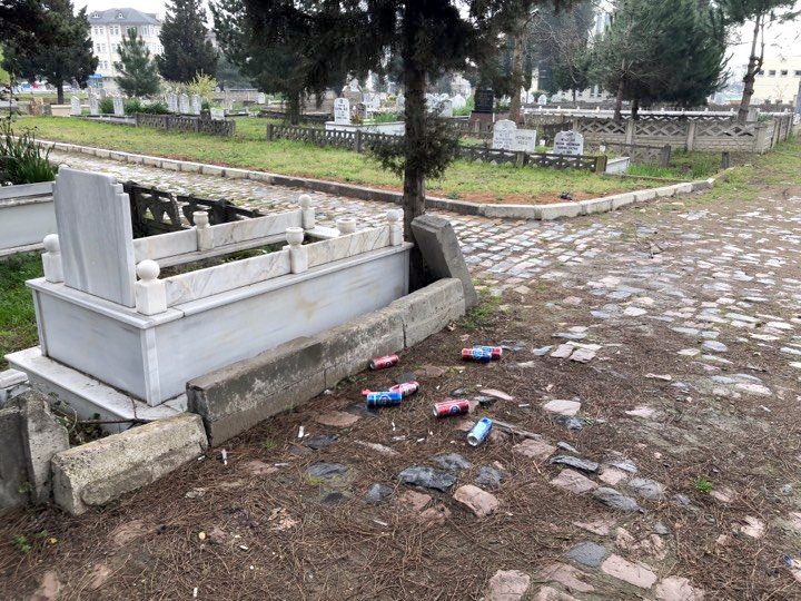 Mezarlıkta ‘Alkol’ rezaleti