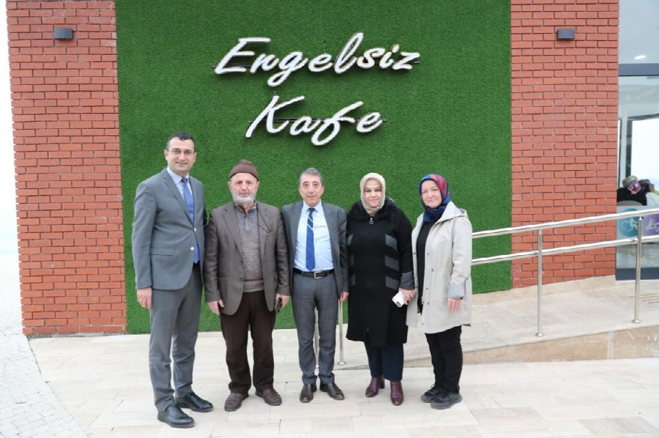Engelsiz kafe onları çok mutlu etti
