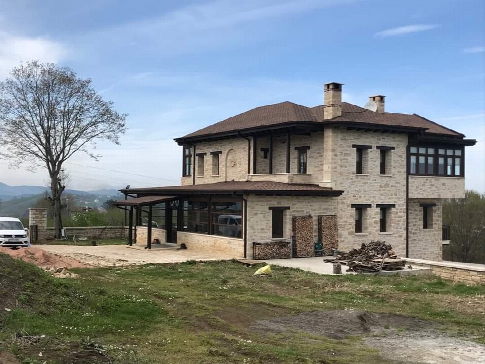 Taştan apart otel ve ev yaptı