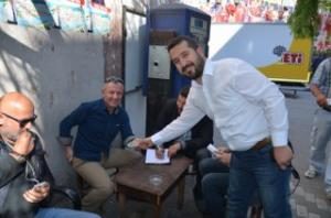 POLİS YOLDA BULDUĞU ÇEKİ SAHİBİNE TESLİM ETTİ