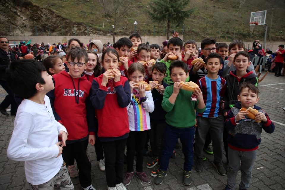 ÖĞRENCİLER YARIM TON HAMSİYİ 1 SAATTE TÜKETTİ