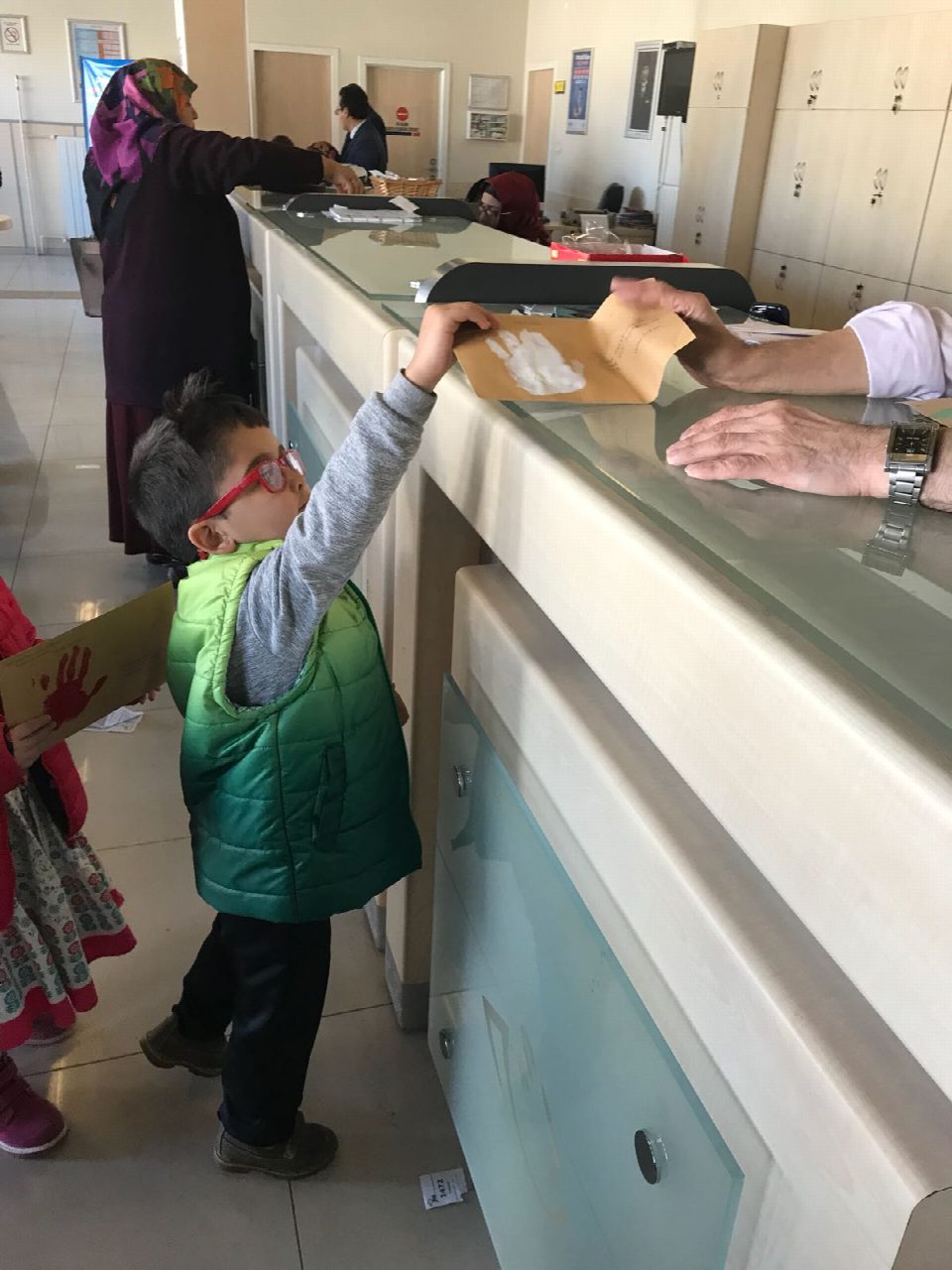 Ailelerine yılbaşı kartı gönderdiler