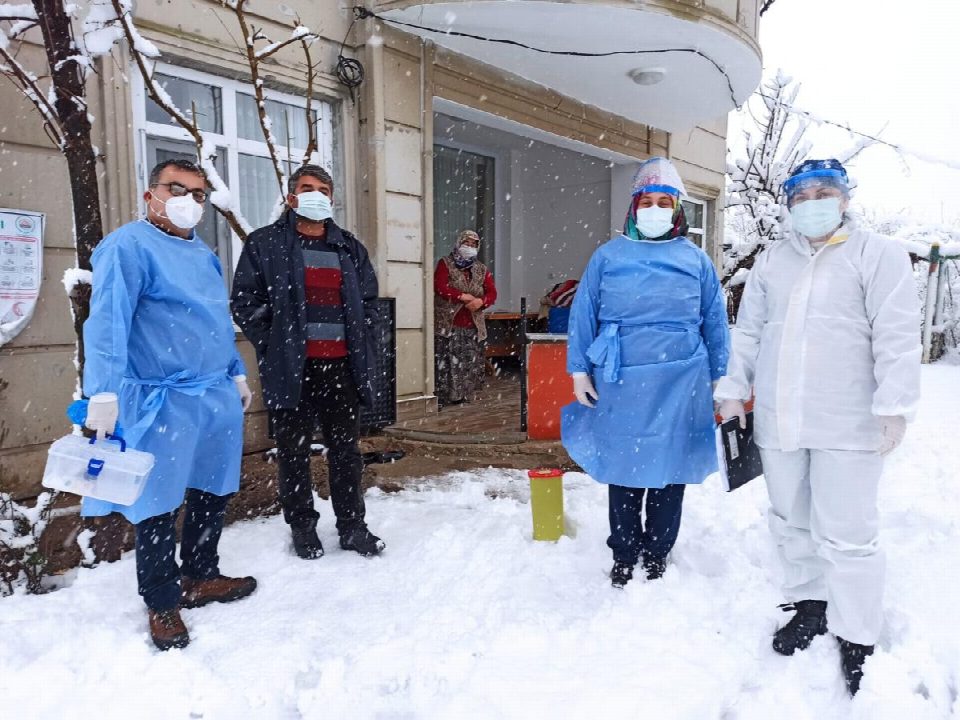 Gezici aşı ekibi kara kışa rağmen Koronavirüs aşılarını aksatmıyor