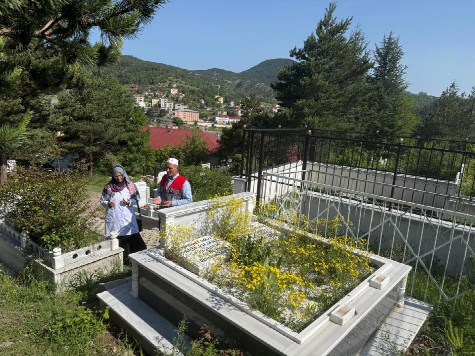 Mezarlıklar duasız kalmıyor
